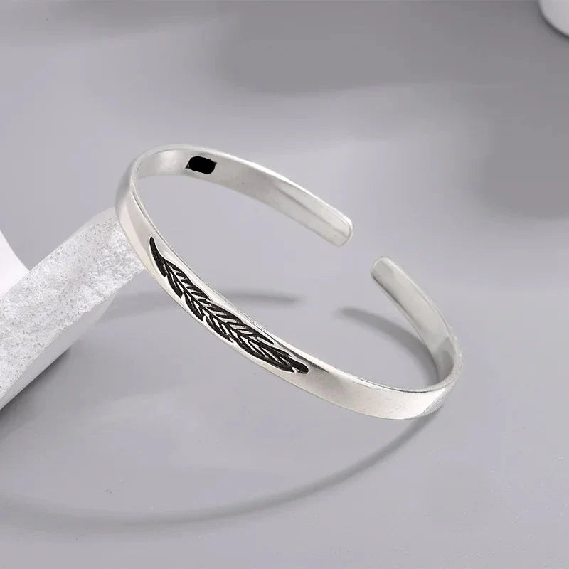 Bracelet jonc ouvert plume argentée
