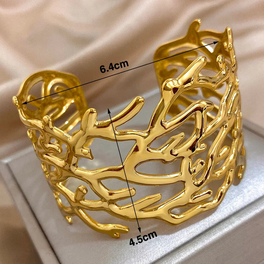 女性用ゴールドカラーのコーラル・カフブレスレット 