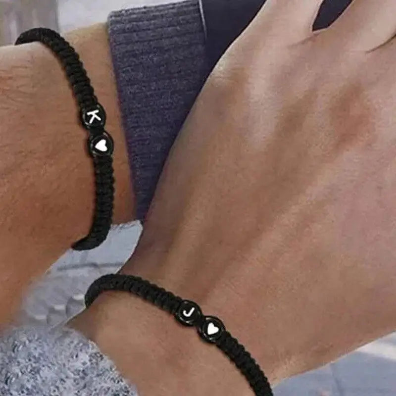 編み込みイニシャルブレスレット j