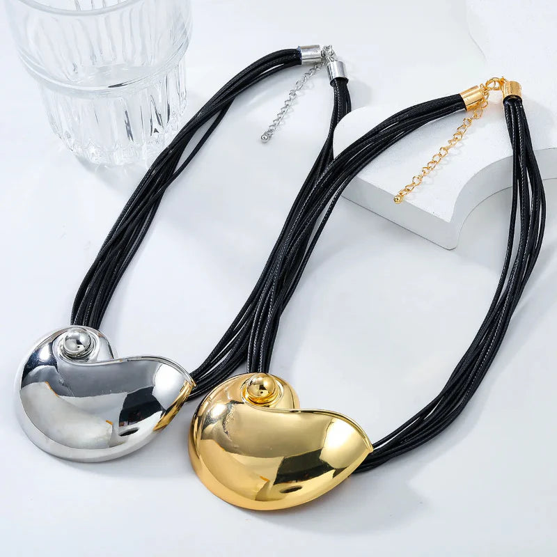 Collier avec Grand Pendentif Coquillage Escargot or