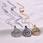 Collier avec grand pendentif spirale ajourée