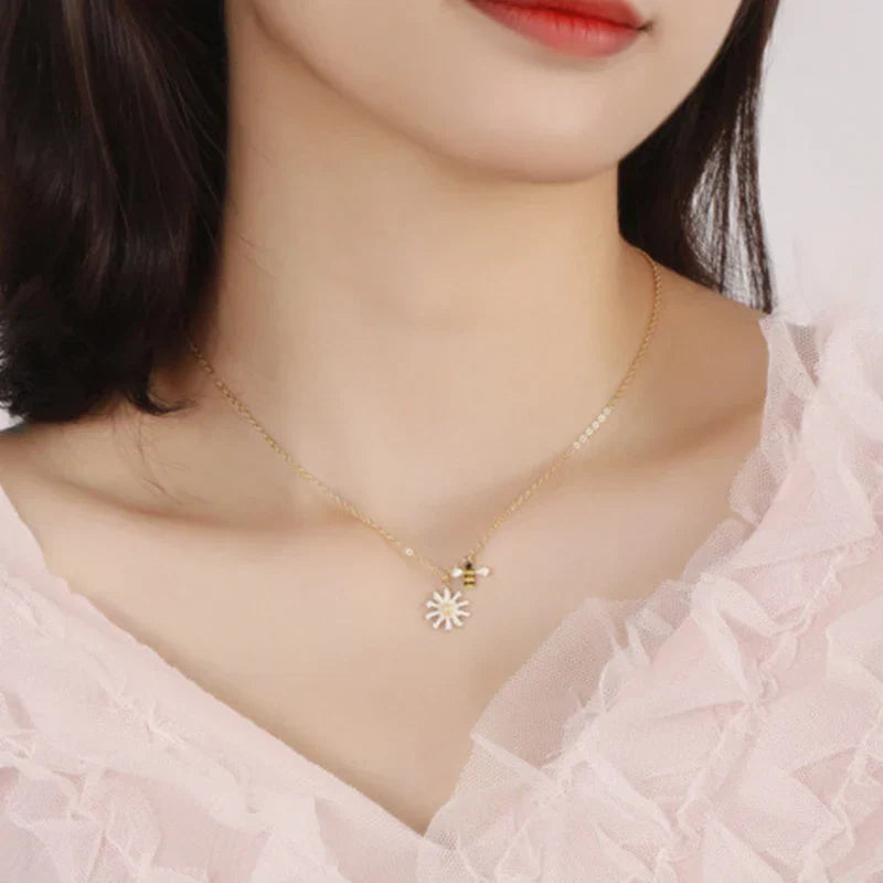 Collier avec pendentif abeille et fleur de marguerite