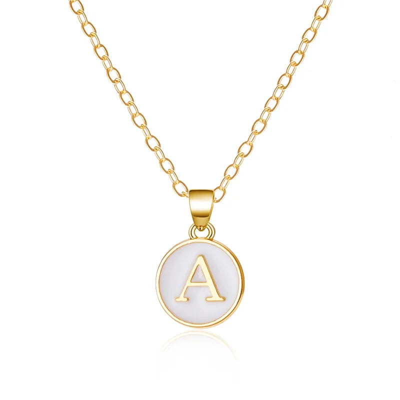 Collier avec pendentif blanc initiale a
