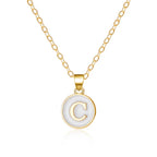 Collier avec pendentif blanc initiale c
