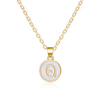 Collier avec pendentif blanc initiale q