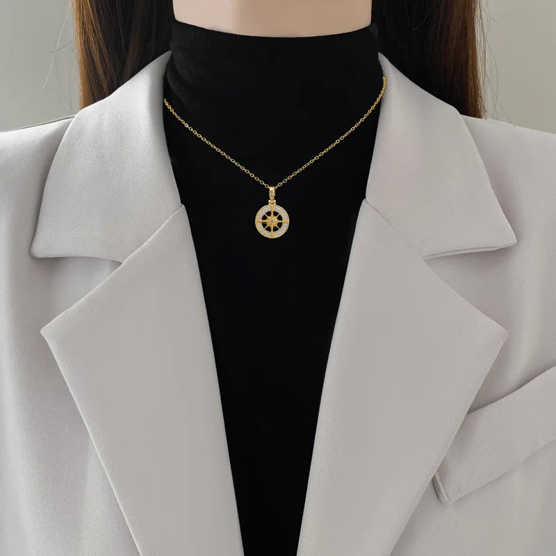 Collier avec Pendentif Boussole avec Zircon Rose des Vents