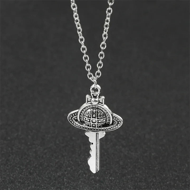 Collier avec pendentif clef de l'univers