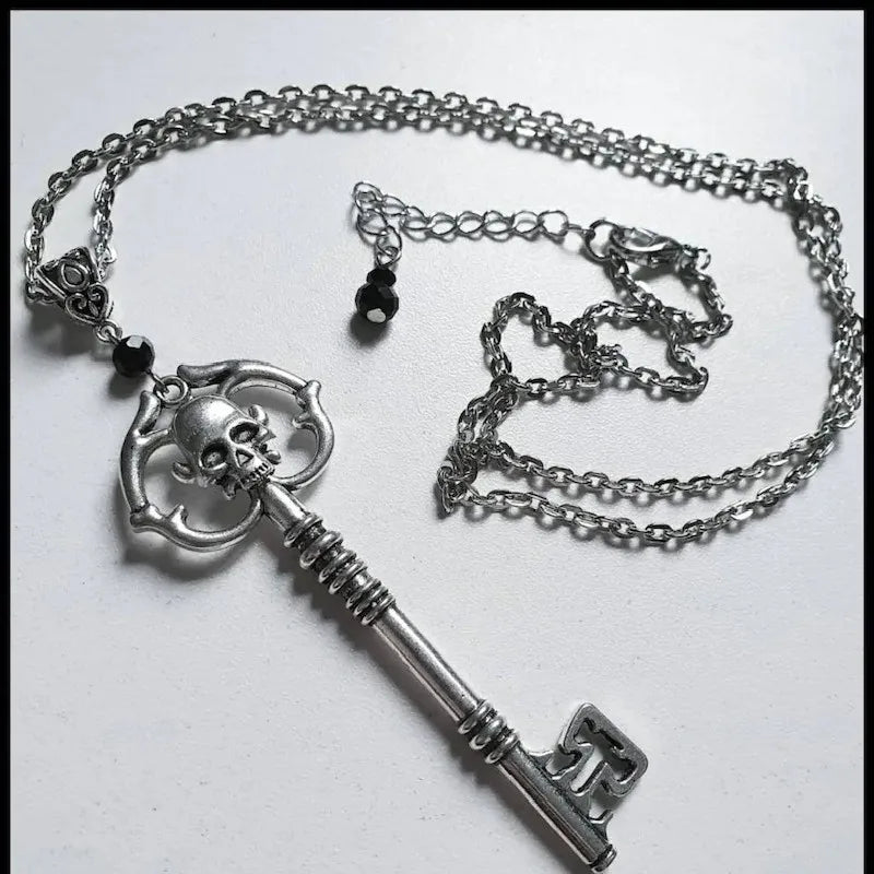 Collier avec pendentif clef et tête de mort