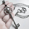 Collier avec pendentif clef et tête de mort