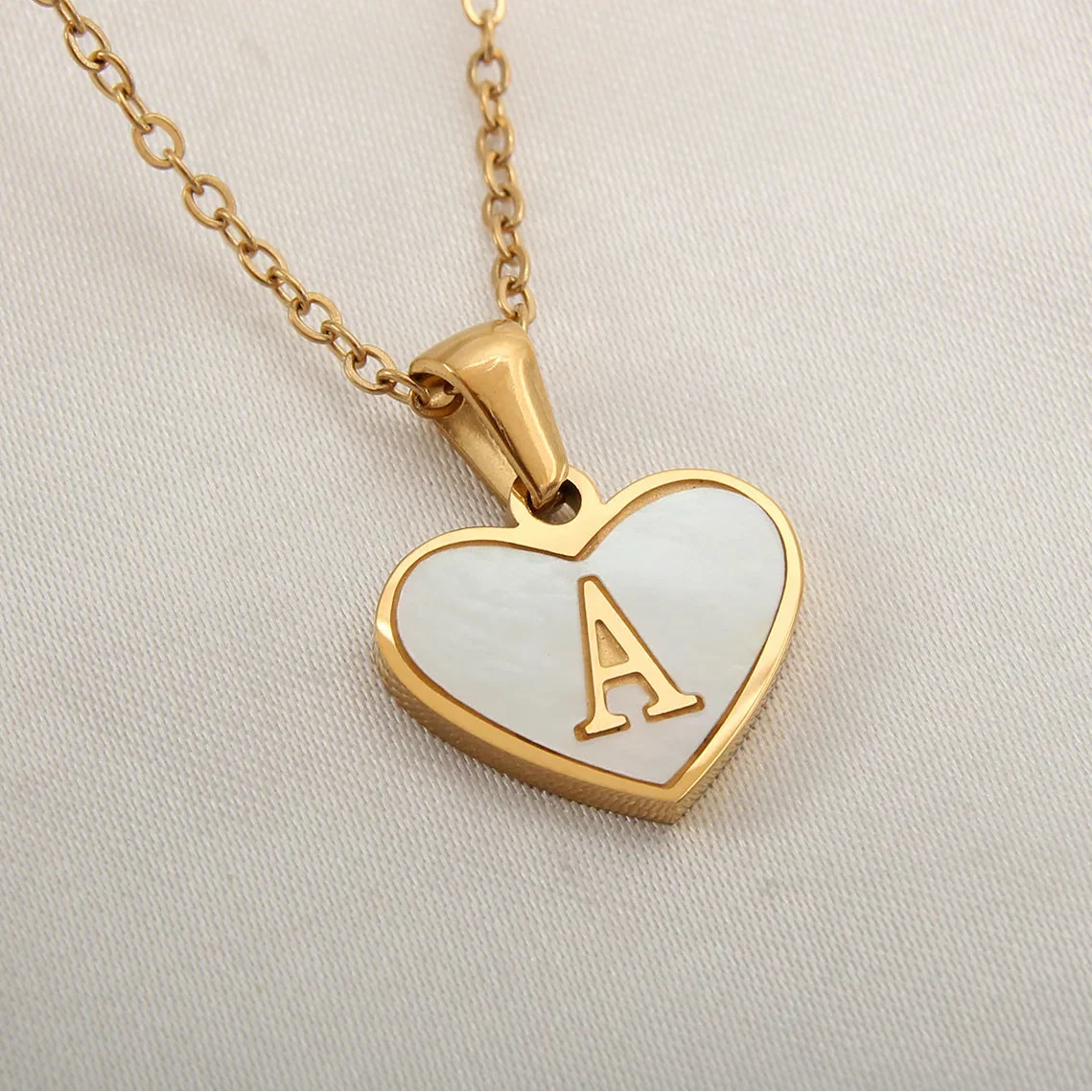Collier avec pendentif coeur blanc initiale a