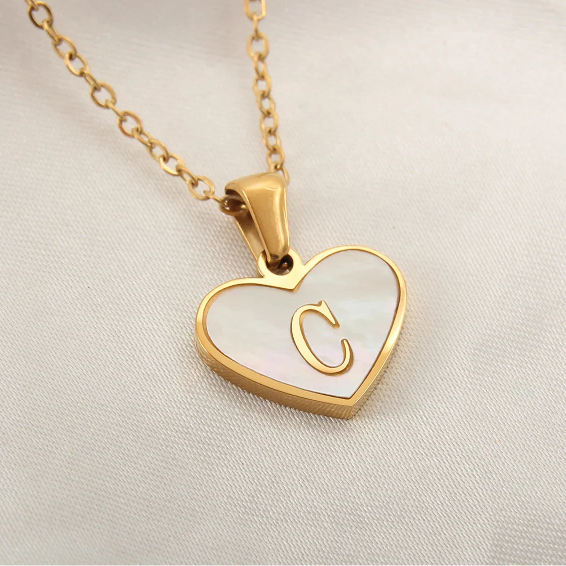 Collier avec pendentif coeur blanc initiale c