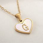 Collier avec pendentif coeur blanc initiale g