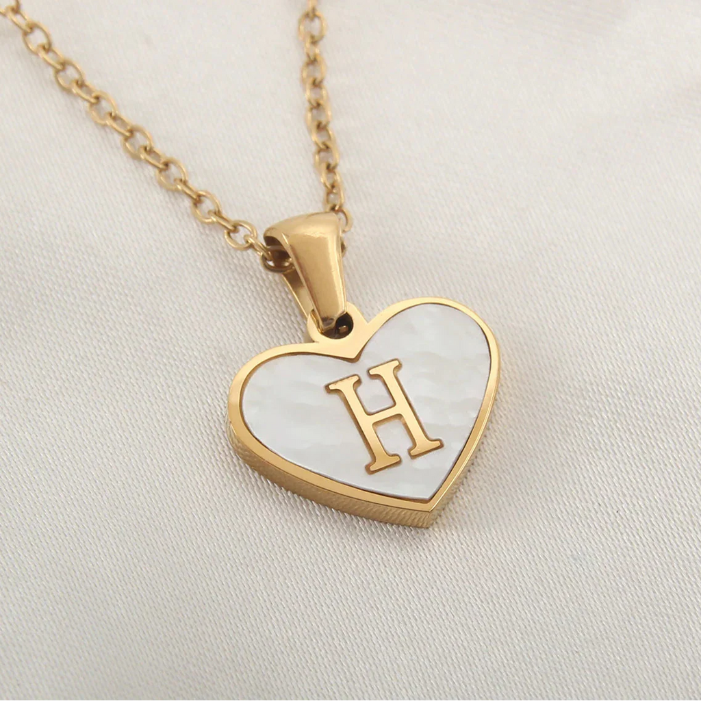 Collier avec pendentif coeur blanc initiale h