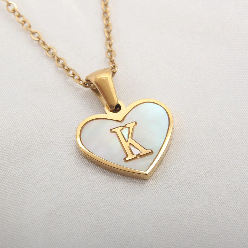 Collier avec pendentif coeur blanc initiale k