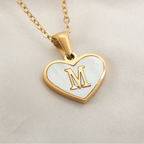 Collier avec pendentif coeur blanc initiale m