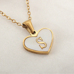 Collier avec pendentif coeur blanc initiale s