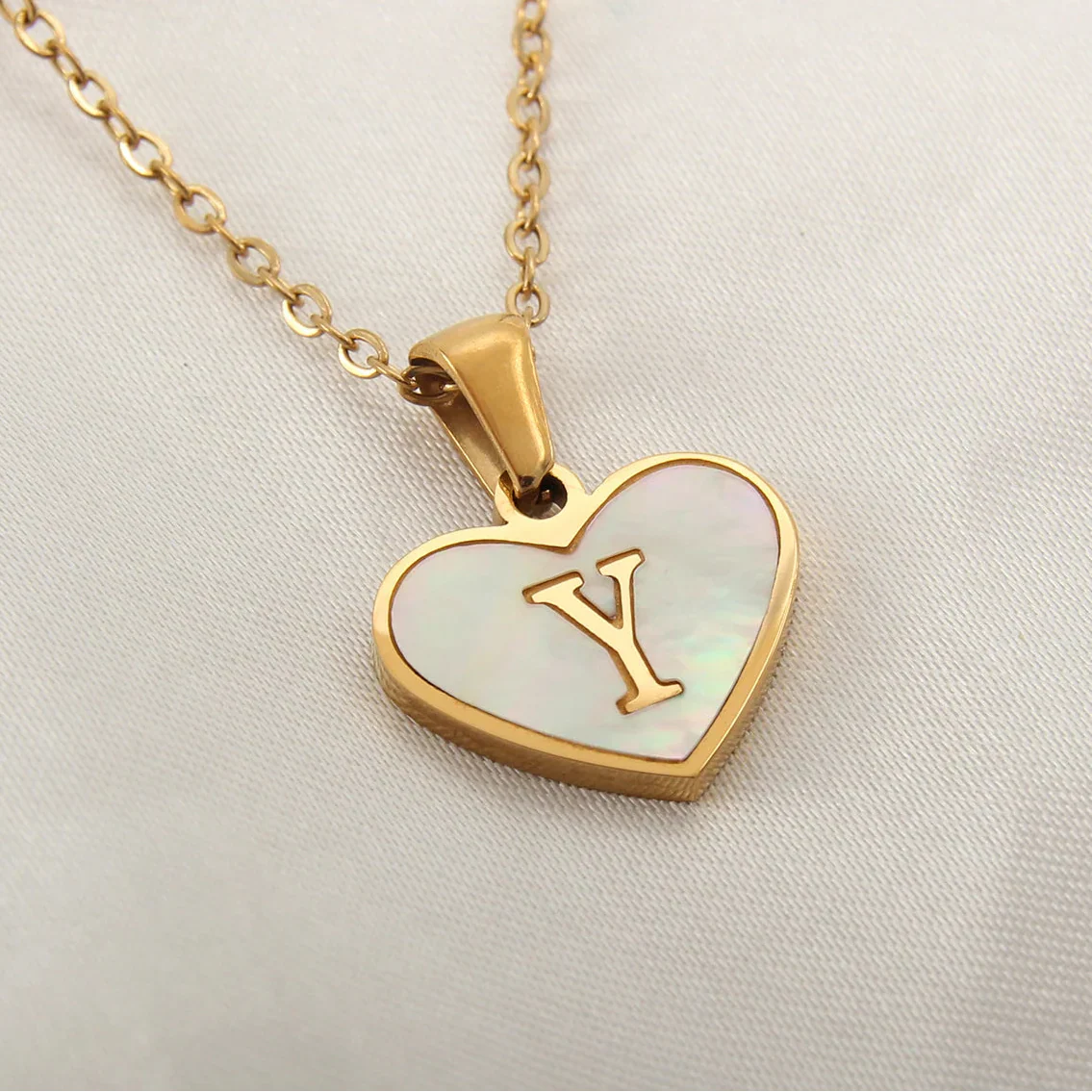 Collier avec pendentif coeur blanc initiale y