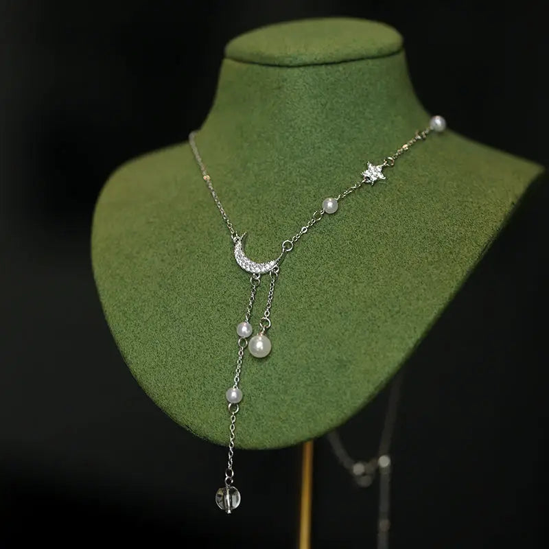 Collier avec Pendentif Croissant de Lune et Perles
