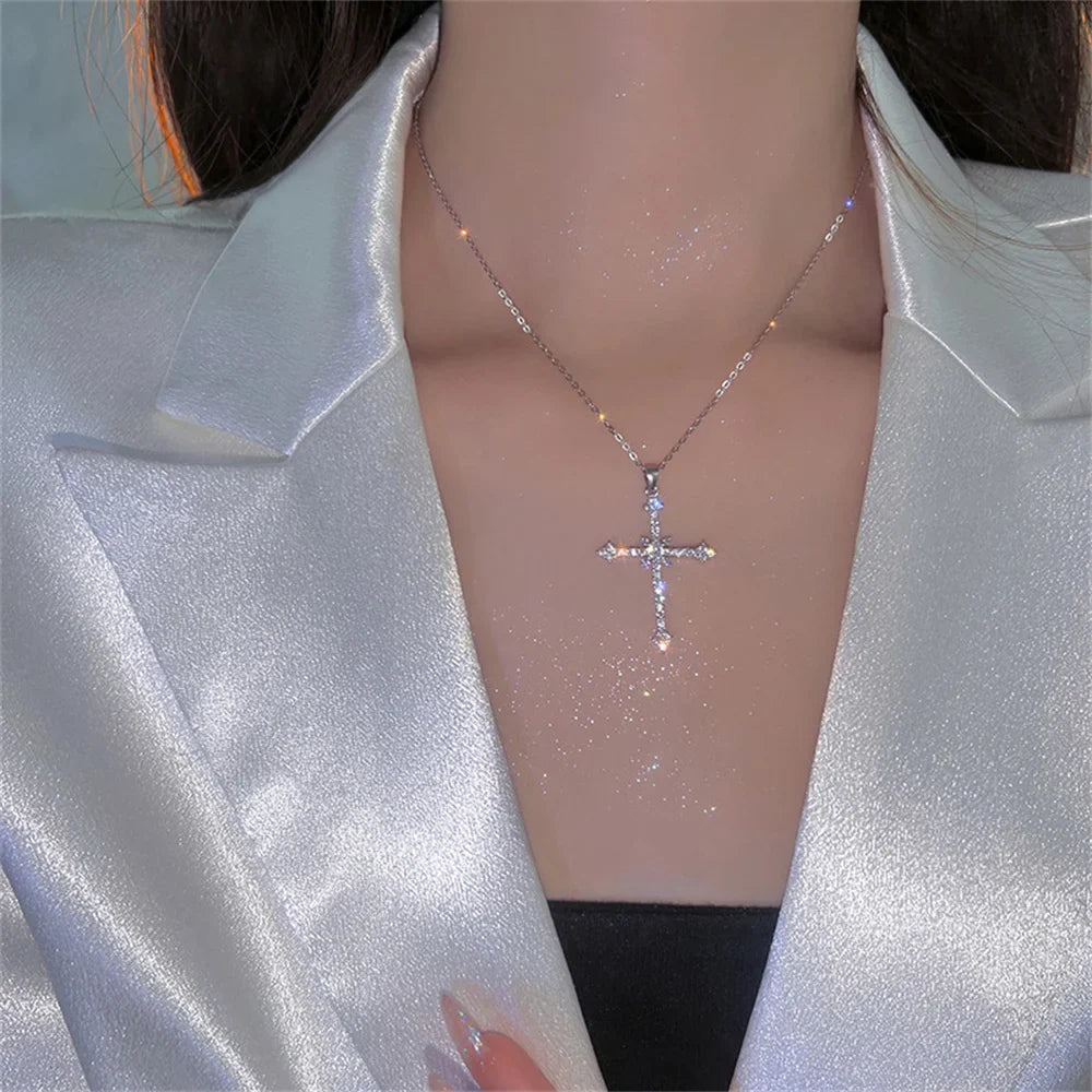 ジルコンのクロスチャーム付きネックレス