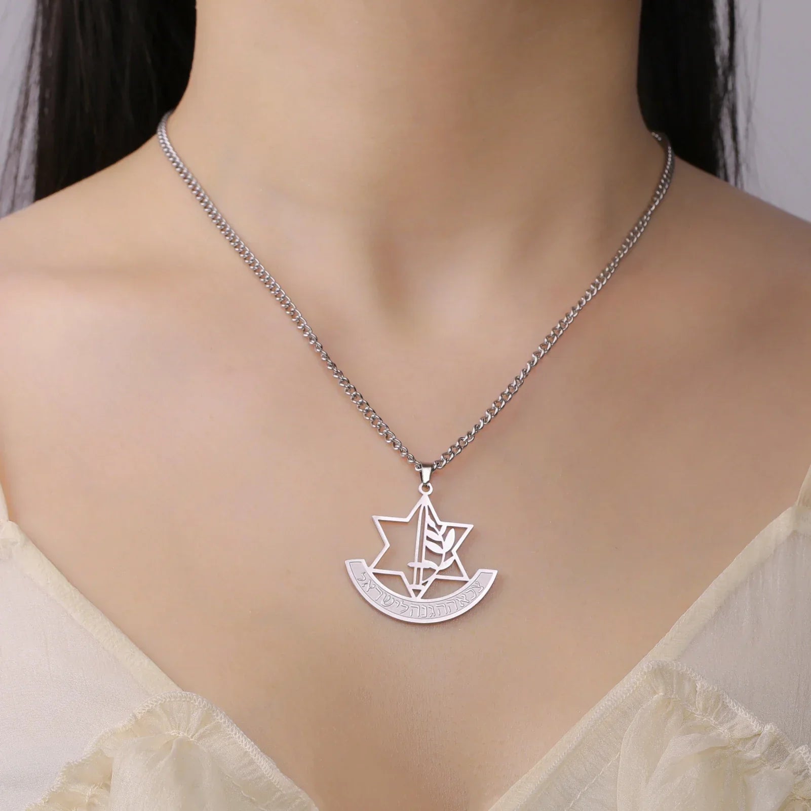 Collier avec pendentif de l'étoile de David et fleur de lis symbolique juive argent