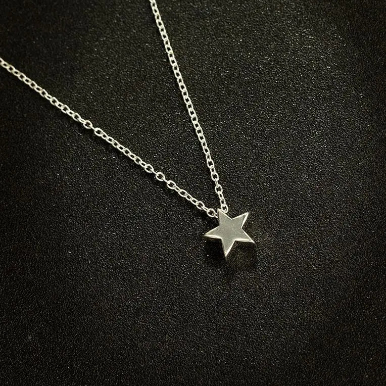 星モチーフのペンダント付きネックレス（シルバー）