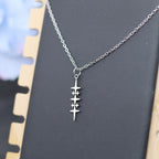 メンズ向けの星モチーフペンダント付きネックレス（シルバー）