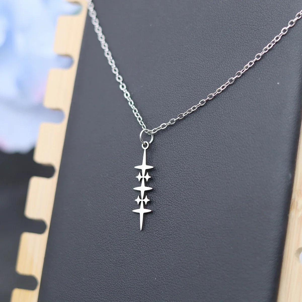 メンズ向けの星モチーフペンダント付きネックレス（シルバー）