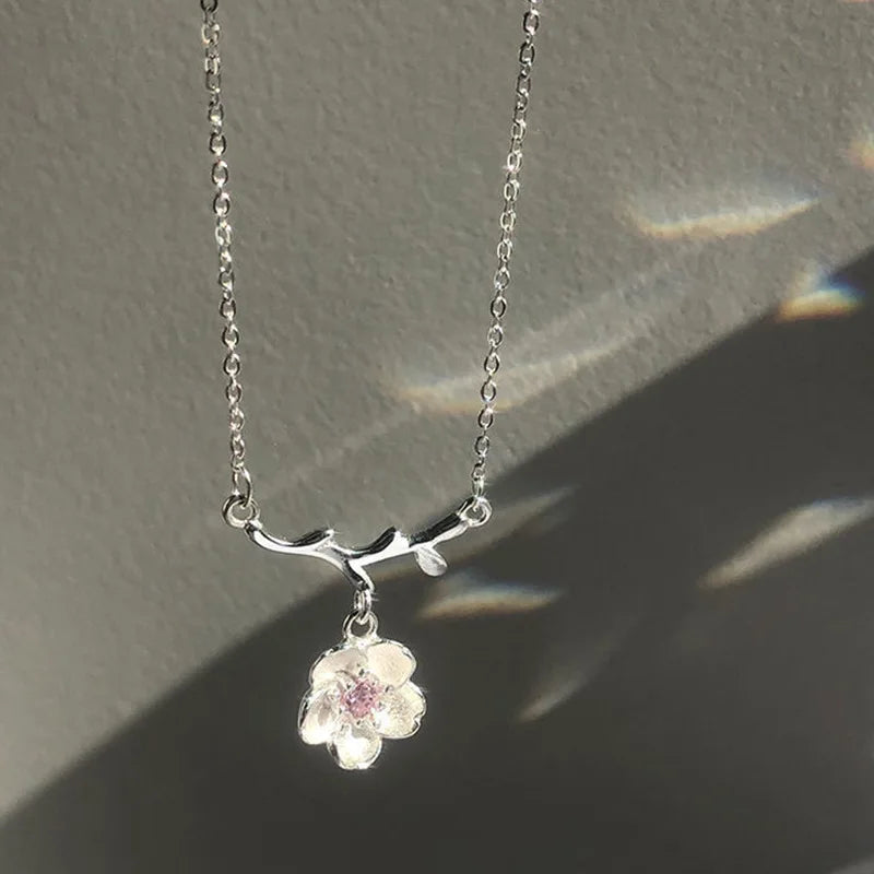 桜の花モチーフのペンダント付きネックレス