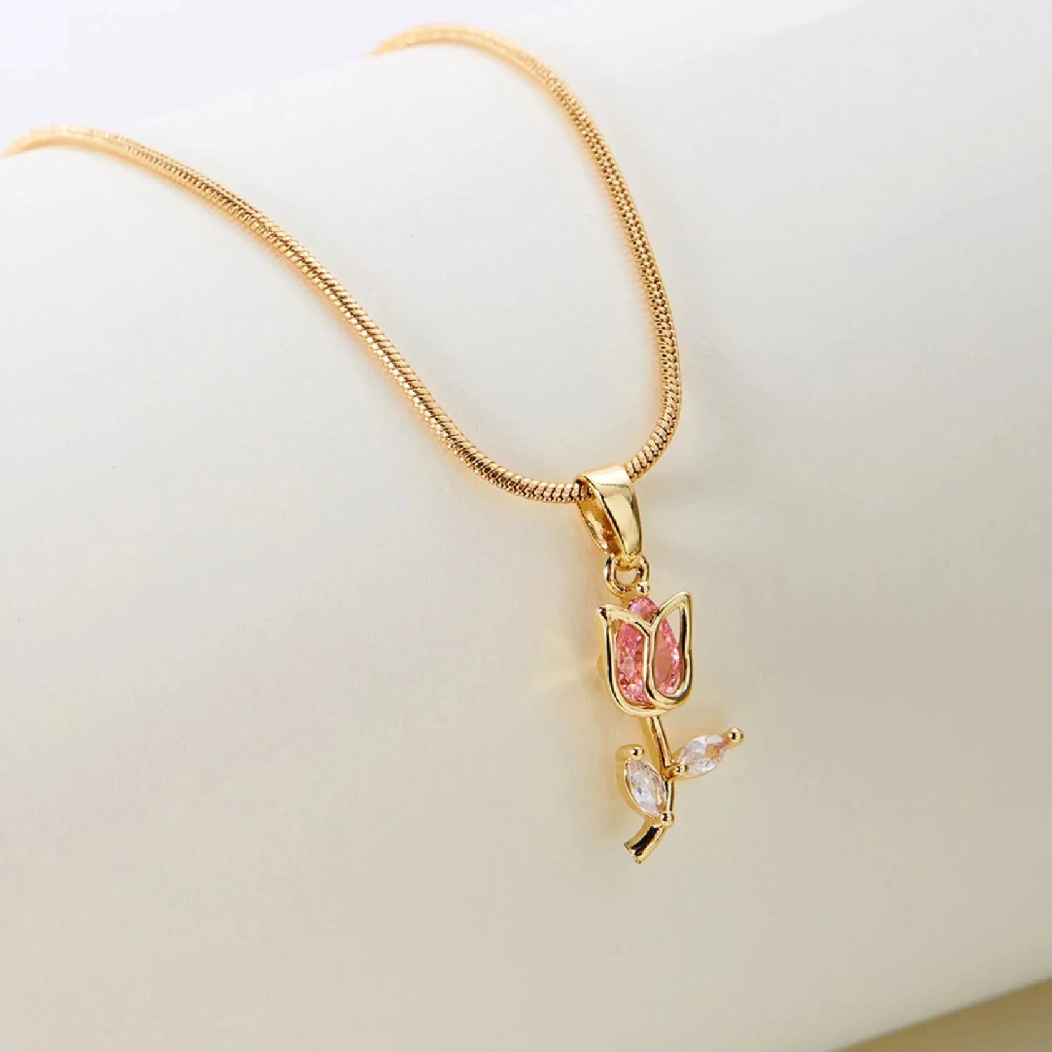 チューリップフラワーのペンダント付きネックレス（ピンクジルコン）