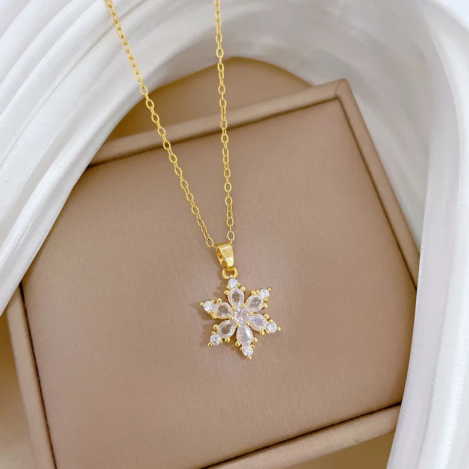 クリスタルの雪の結晶ペンダント付きネックレス