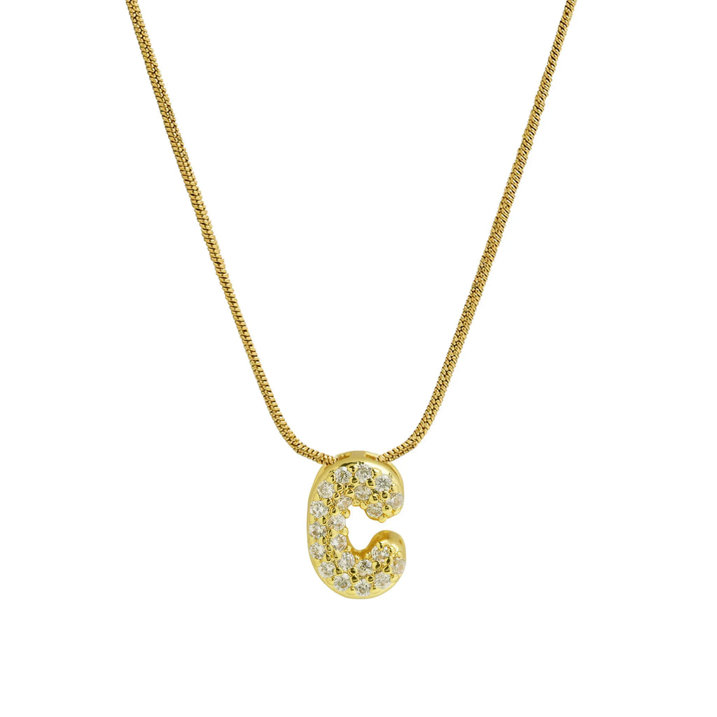 Collier avec pendentif initiale en strass c