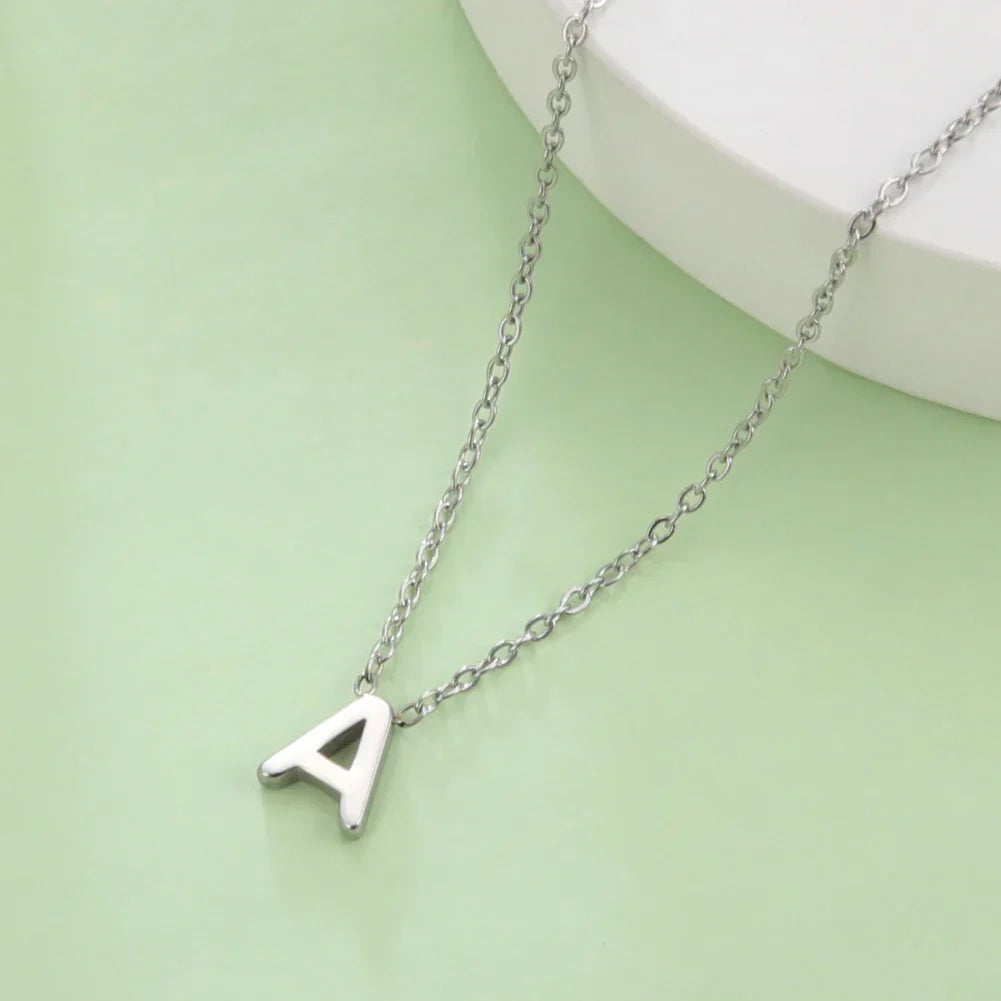 イニシャルペンダント付きネックレス - 文字 