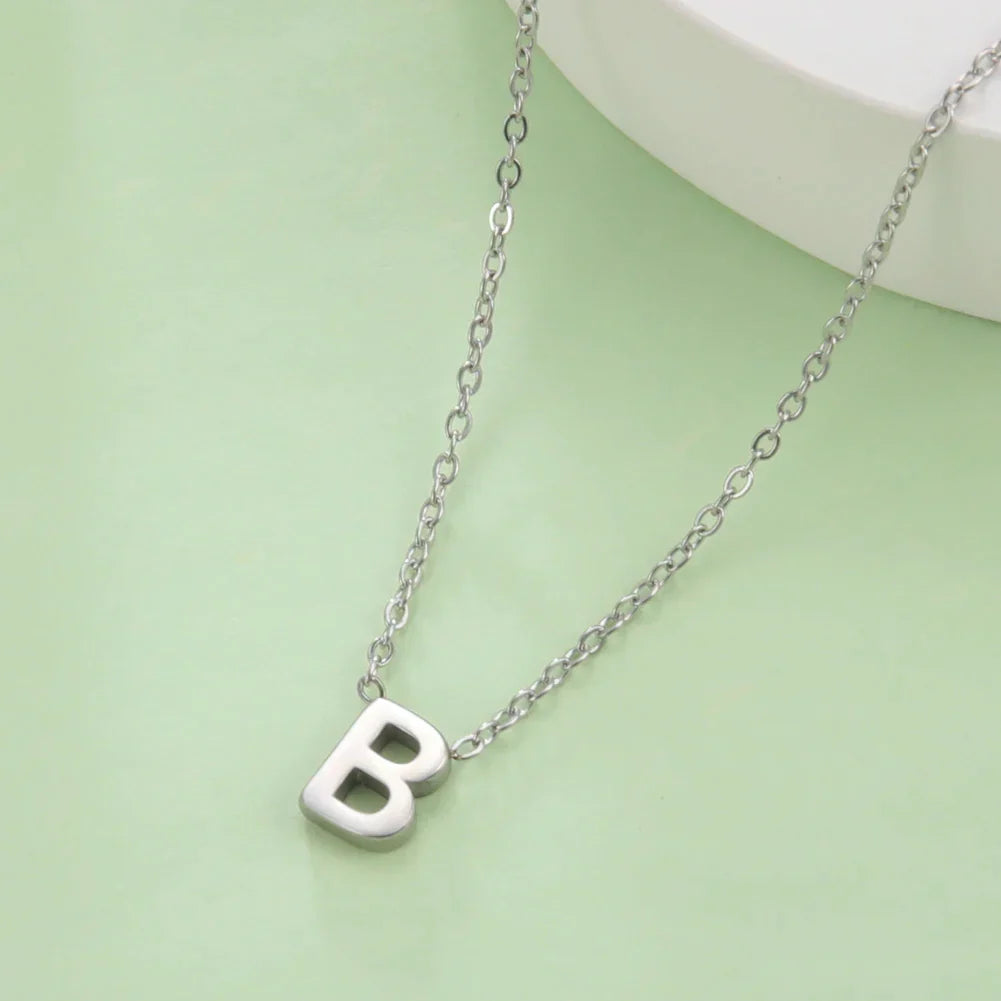 イニシャルペンダント付きネックレス - 文字 