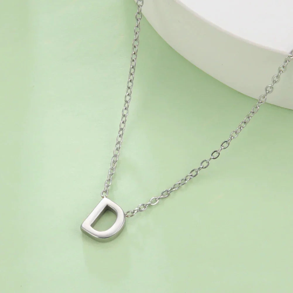 イニシャルペンダント付きネックレス - 文字 