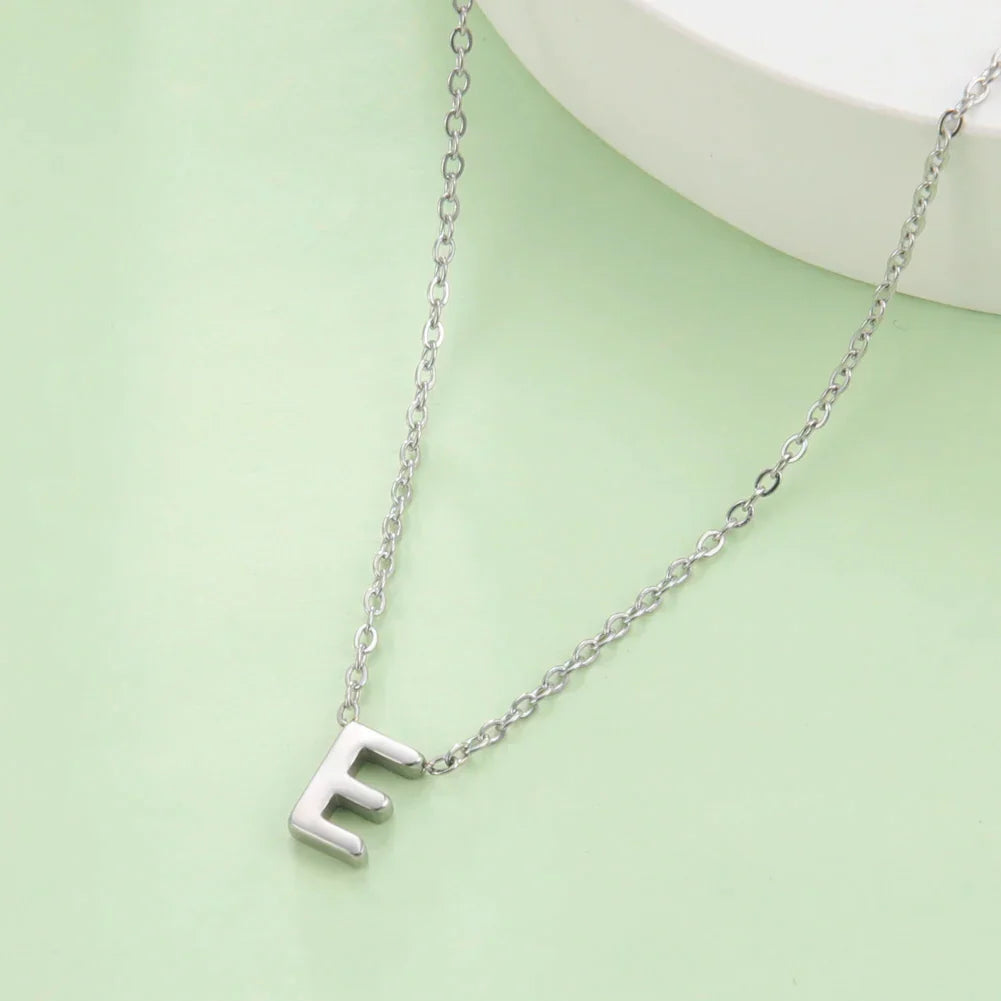 イニシャルペンダント付きネックレス - 文字 
