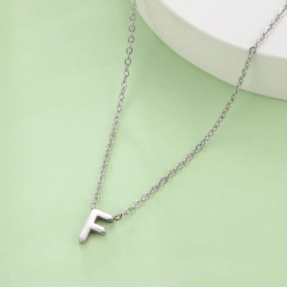イニシャルペンダント付きネックレス - 文字 