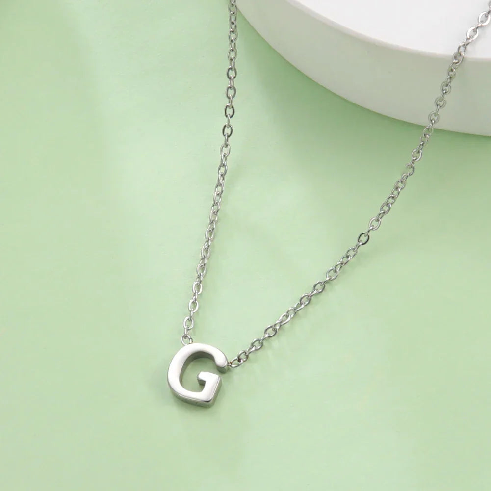 イニシャルペンダント付きネックレス - 文字 