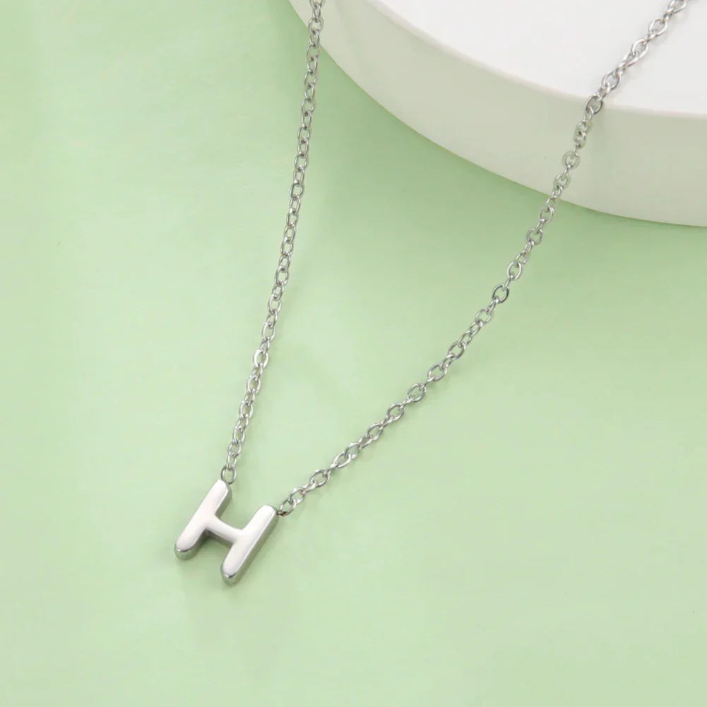 イニシャルペンダント付きネックレス - 文字 