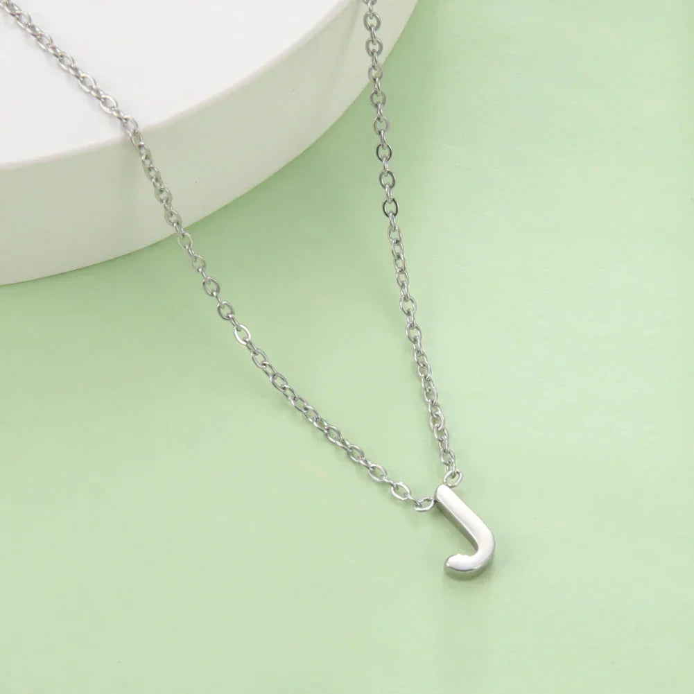 イニシャルペンダント付きネックレス - 文字 
