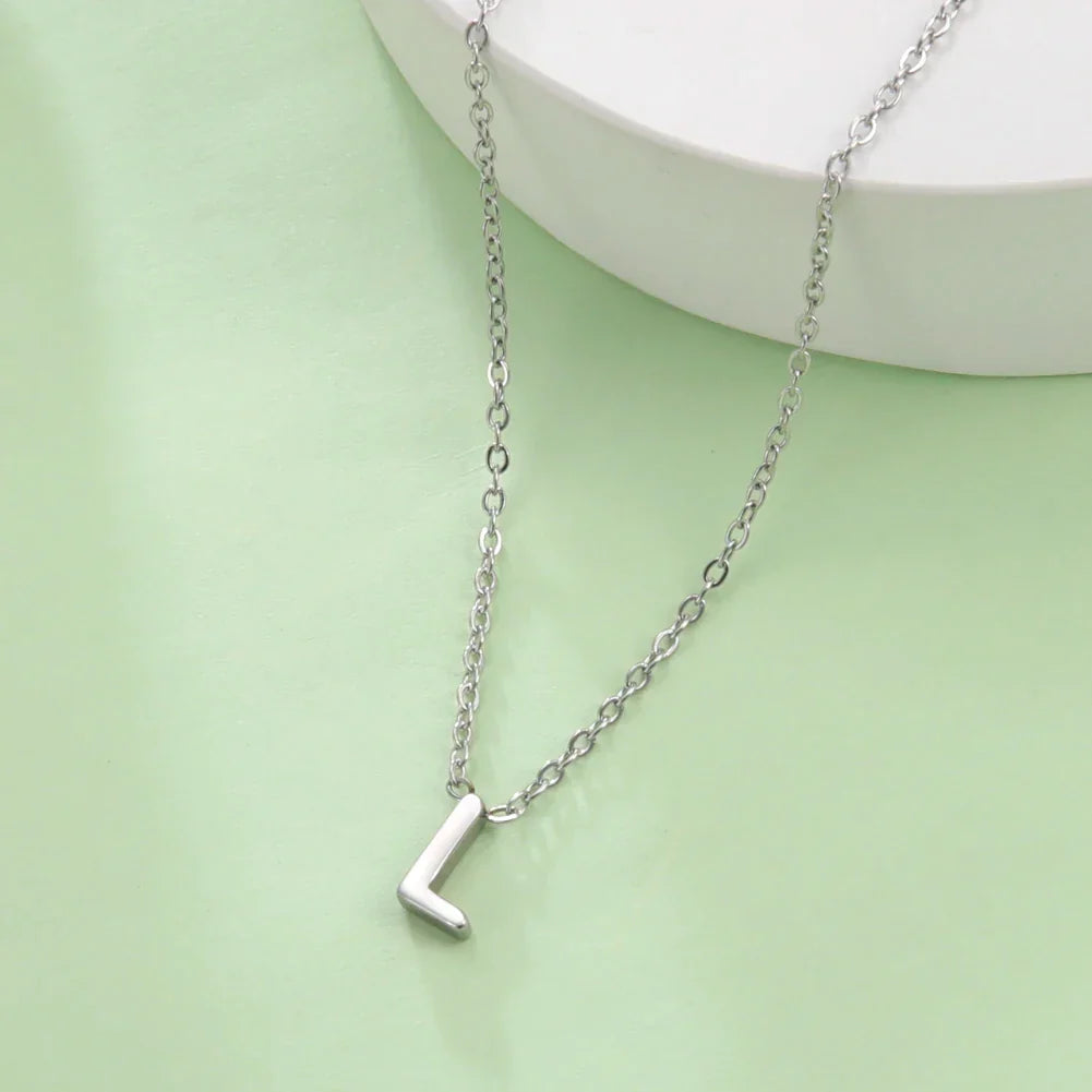 イニシャルペンダント付きネックレス - 文字 