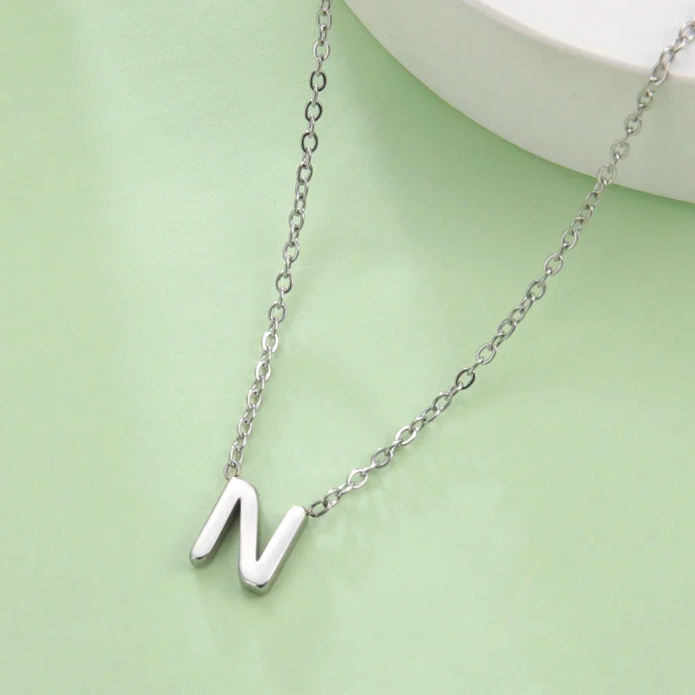 イニシャルペンダント付きネックレス - 文字 