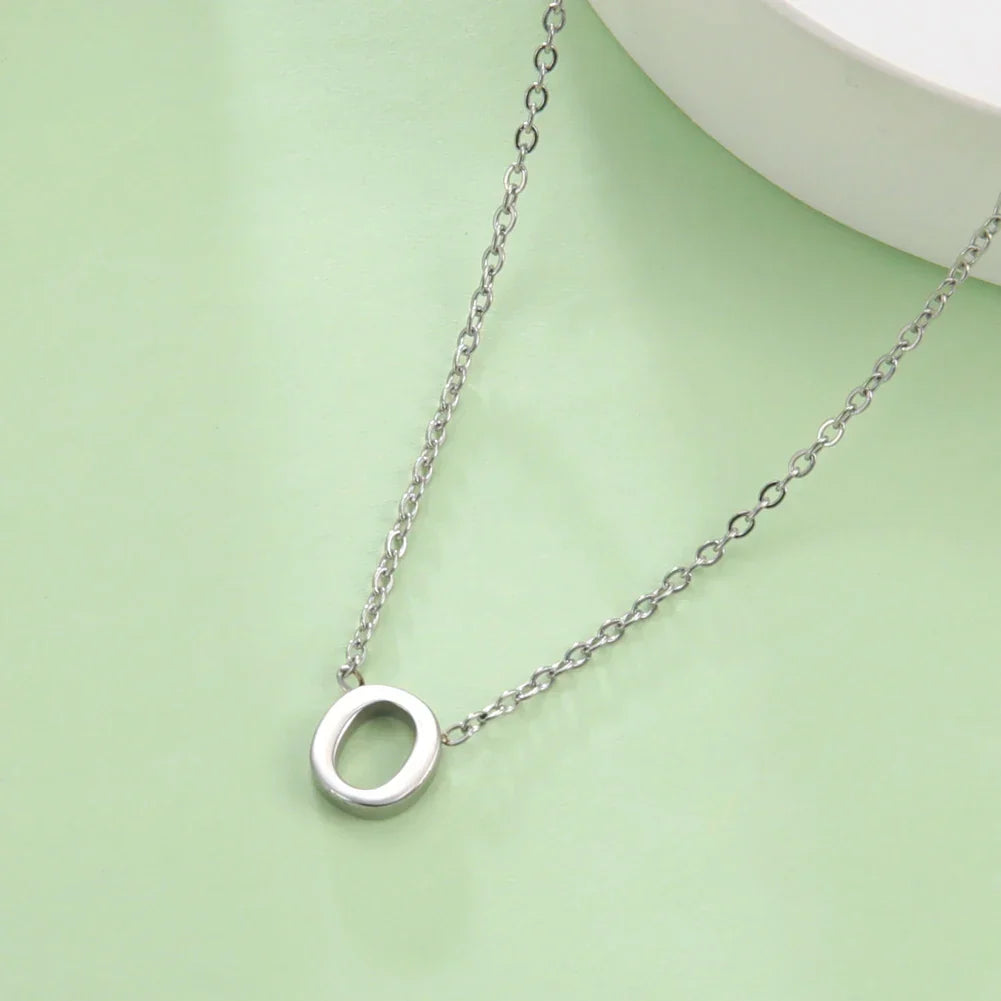 イニシャルペンダント付きネックレス - 文字 