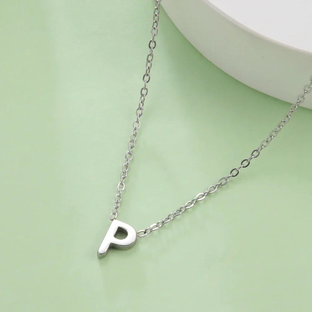 イニシャルペンダント付きネックレス - 文字 