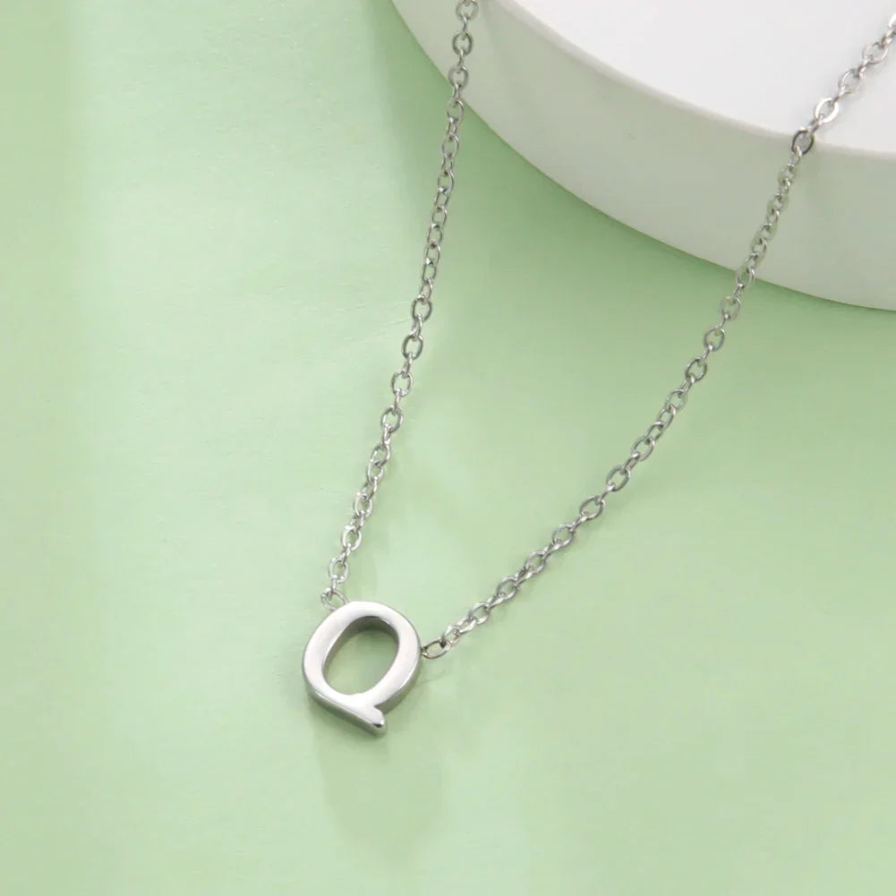 イニシャルペンダント付きネックレス - 文字 