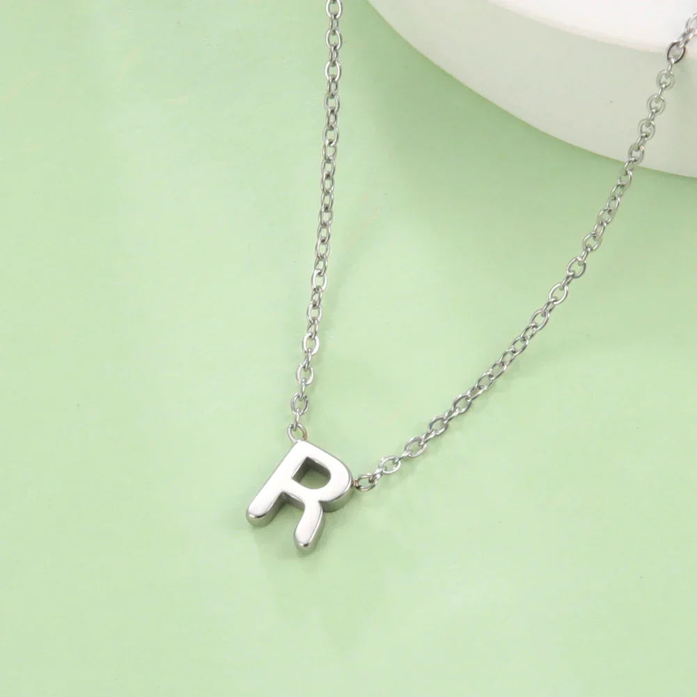 イニシャルペンダント付きネックレス - 文字 