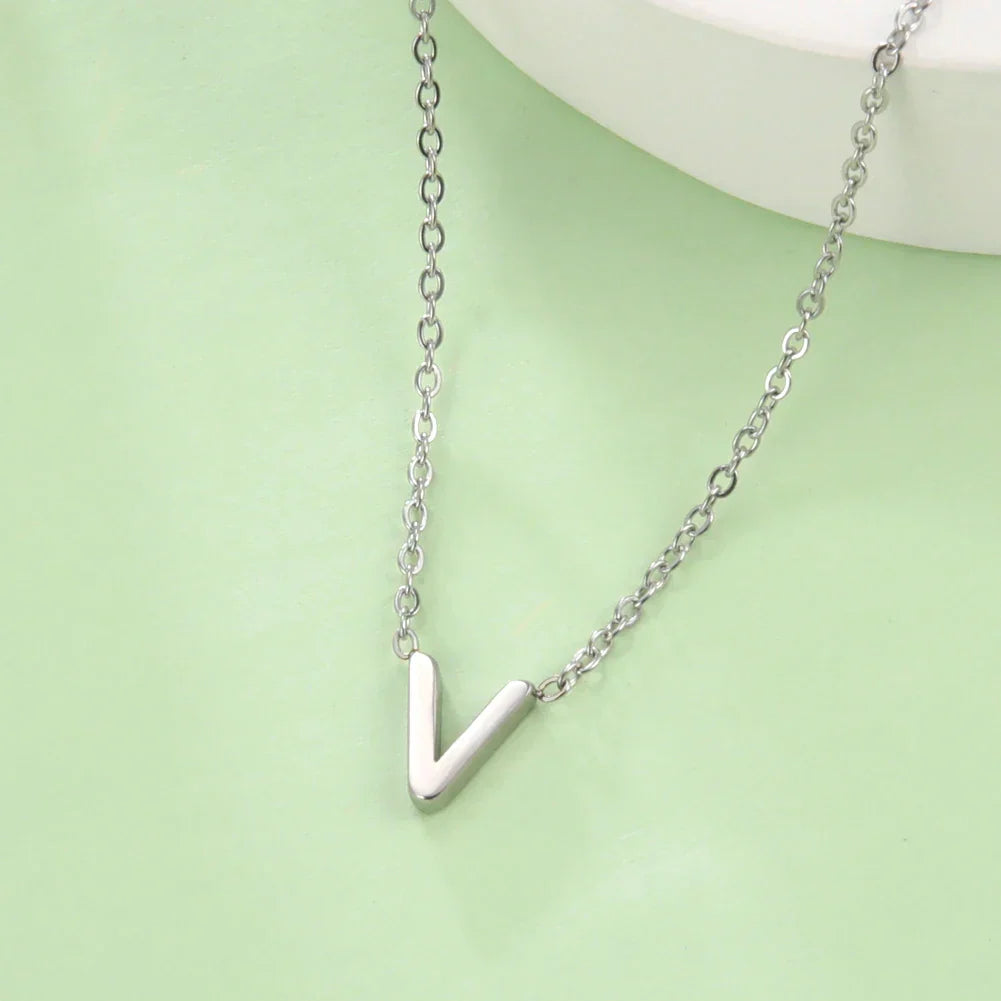イニシャルペンダント付きネックレス - 文字 