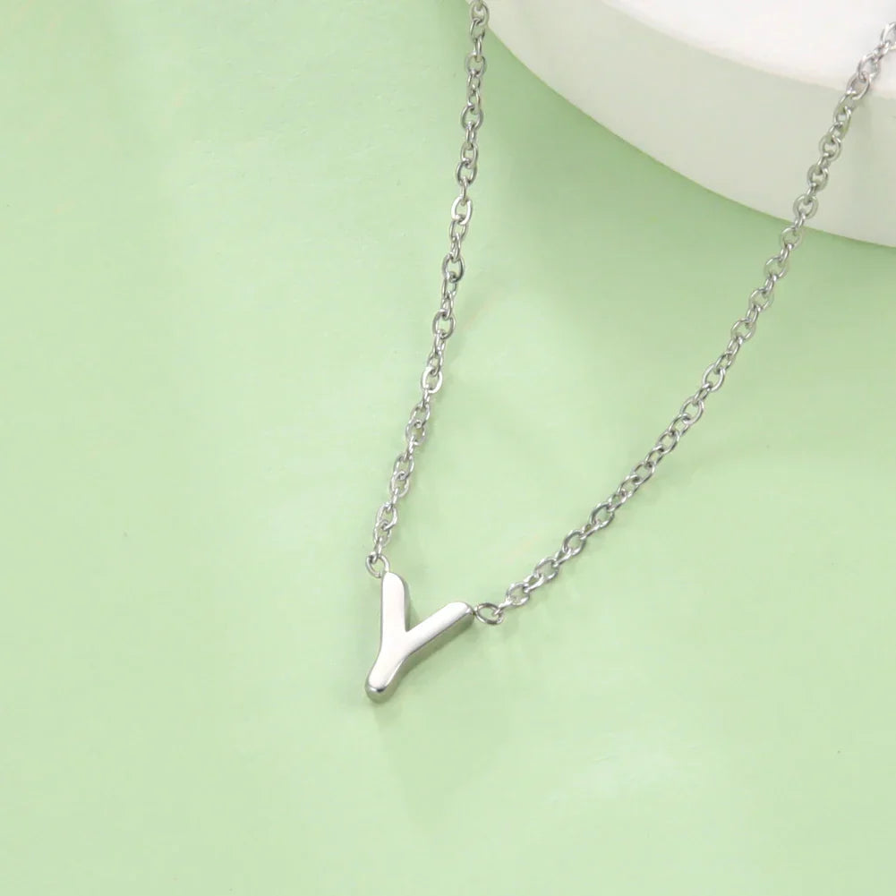 イニシャルペンダント付きネックレス - 文字 