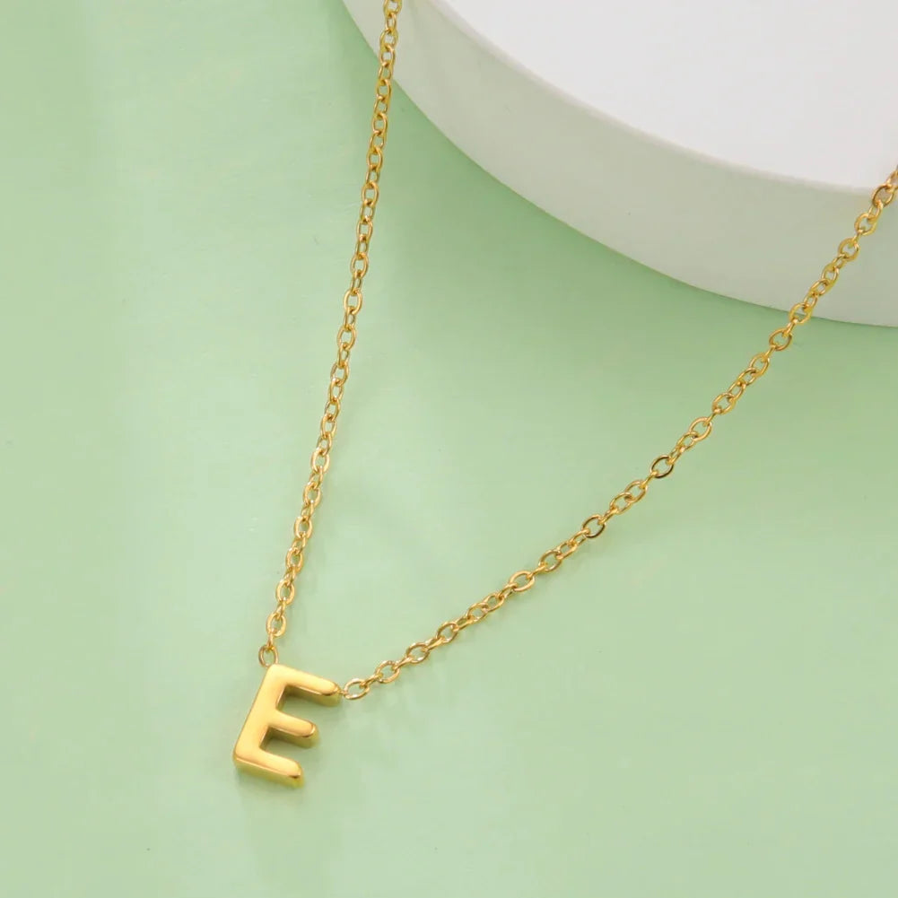 イニシャルペンダント付きネックレス - 文字 