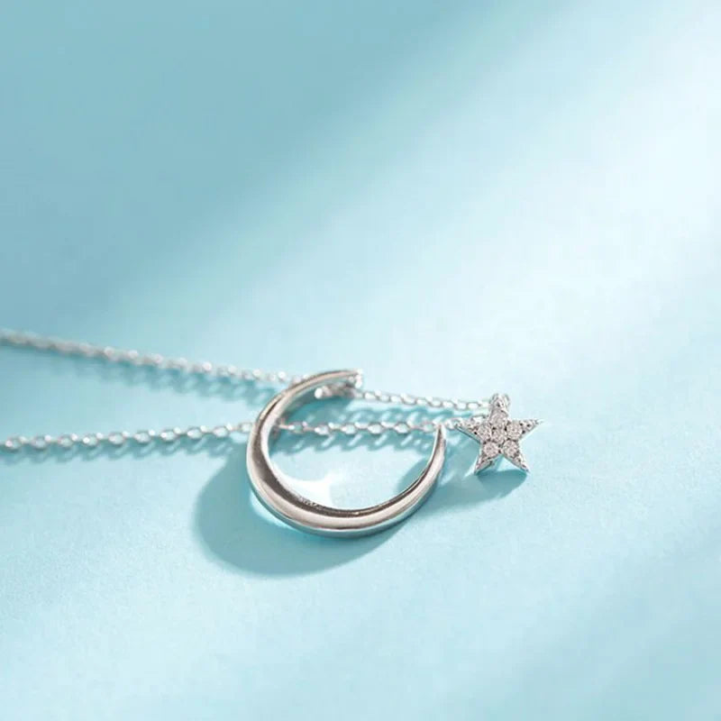 Collier avec Pendentif Lune et Etoile en Crystal