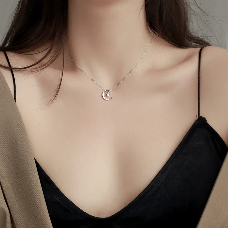 Collier avec Pendentif Lune et Etoile en Crystal